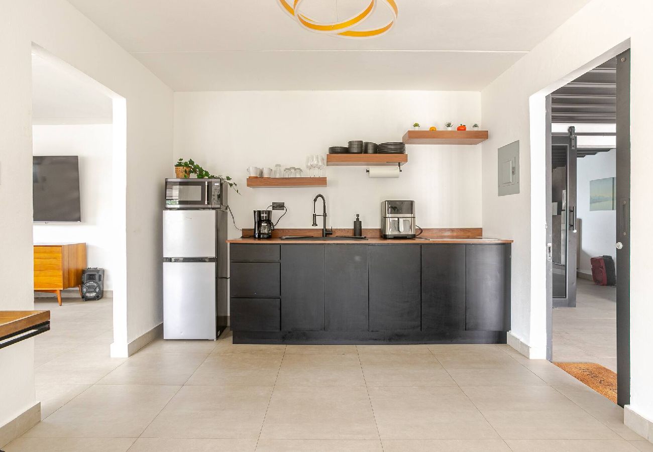 House in Carolina - Lux Gem~Mins to SJU~Pool~Tesla Solar~No Blackouts 