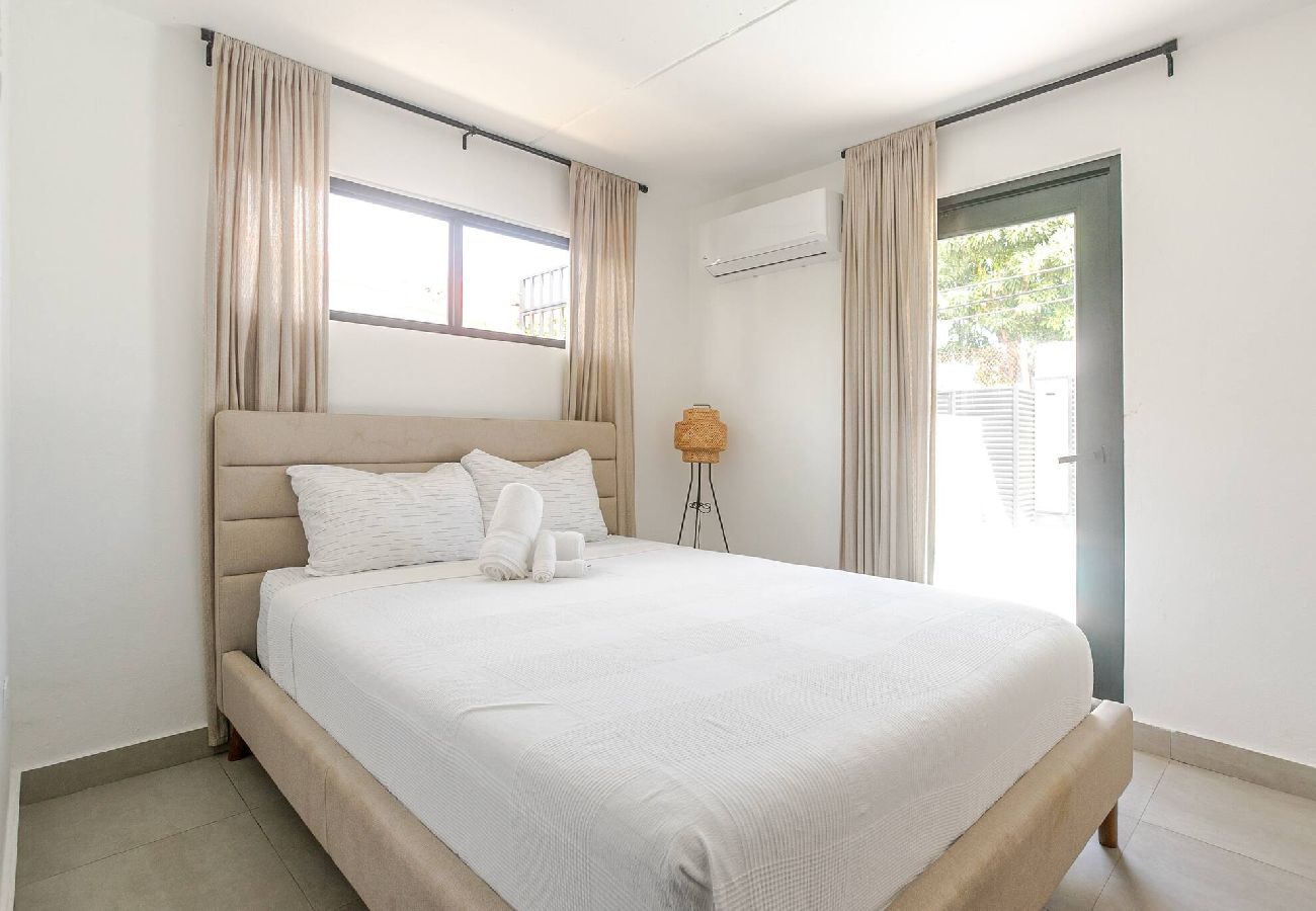 House in Carolina - Lux Gem~Mins to SJU~Pool~Tesla Solar~No Blackouts 