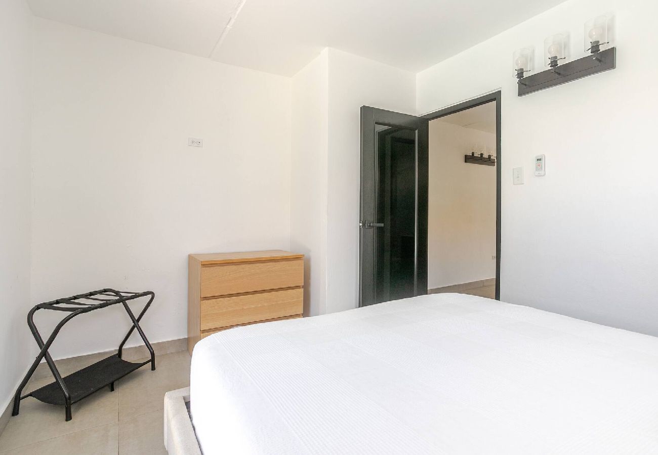 House in Carolina - Lux Gem~Mins to SJU~Pool~Tesla Solar~No Blackouts 