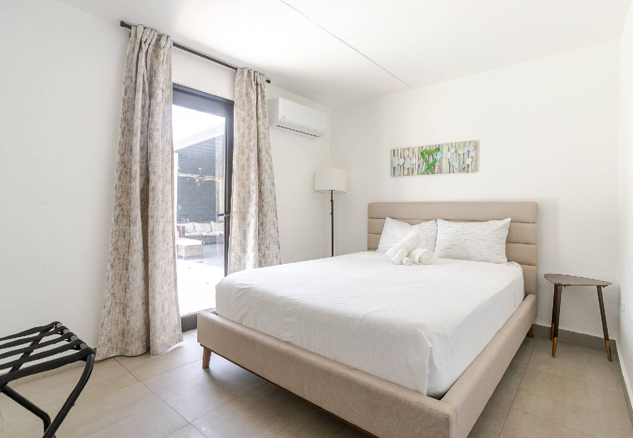 House in Carolina - Lux Gem~Mins to SJU~Pool~Tesla Solar~No Blackouts 