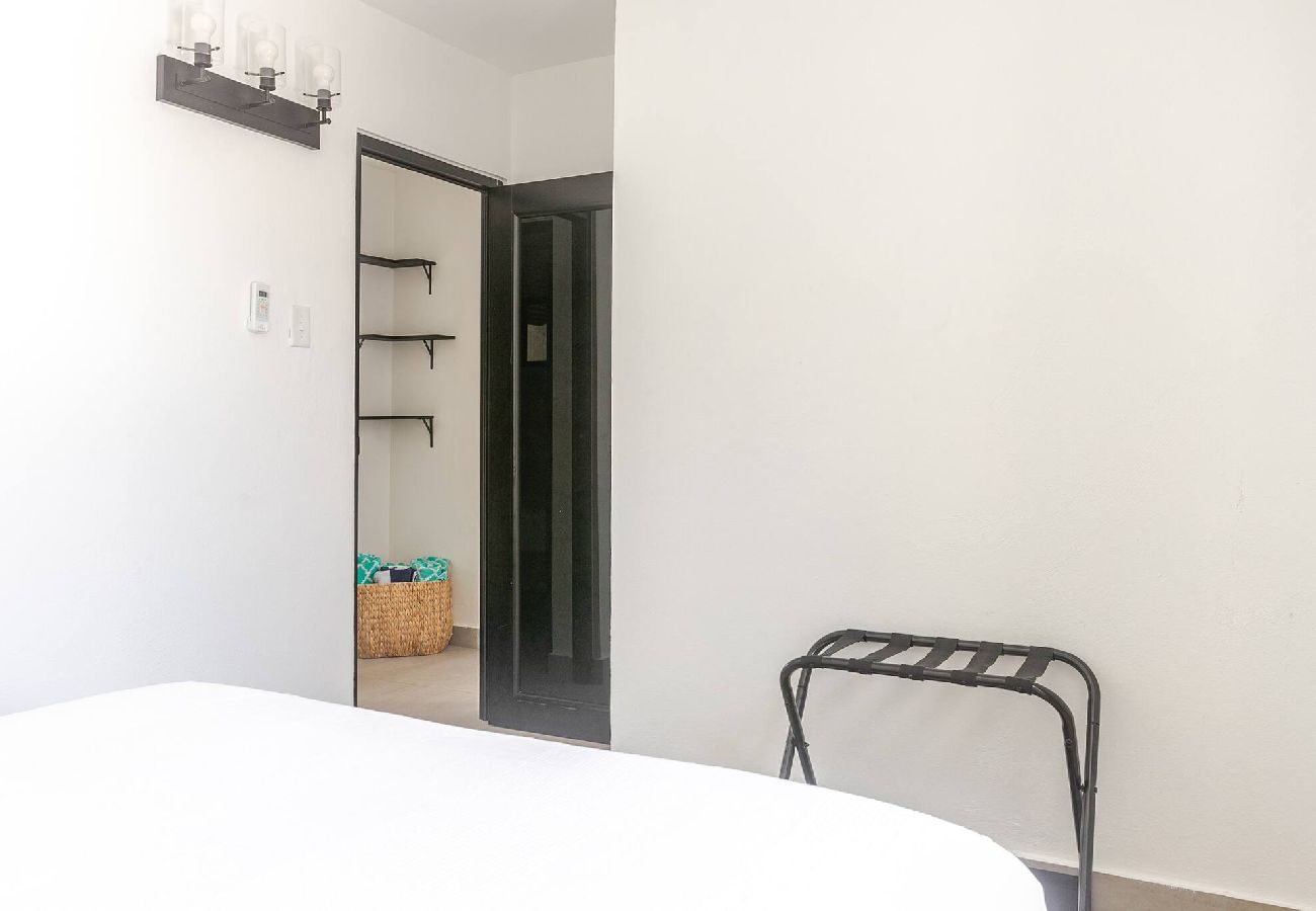 House in Carolina - Lux Gem~Mins to SJU~Pool~Tesla Solar~No Blackouts 