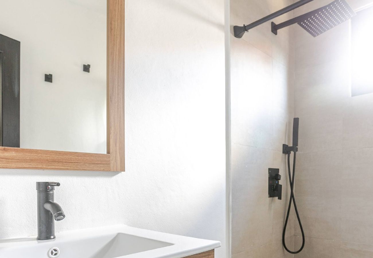 House in Carolina - Lux Gem~Mins to SJU~Pool~Tesla Solar~No Blackouts 