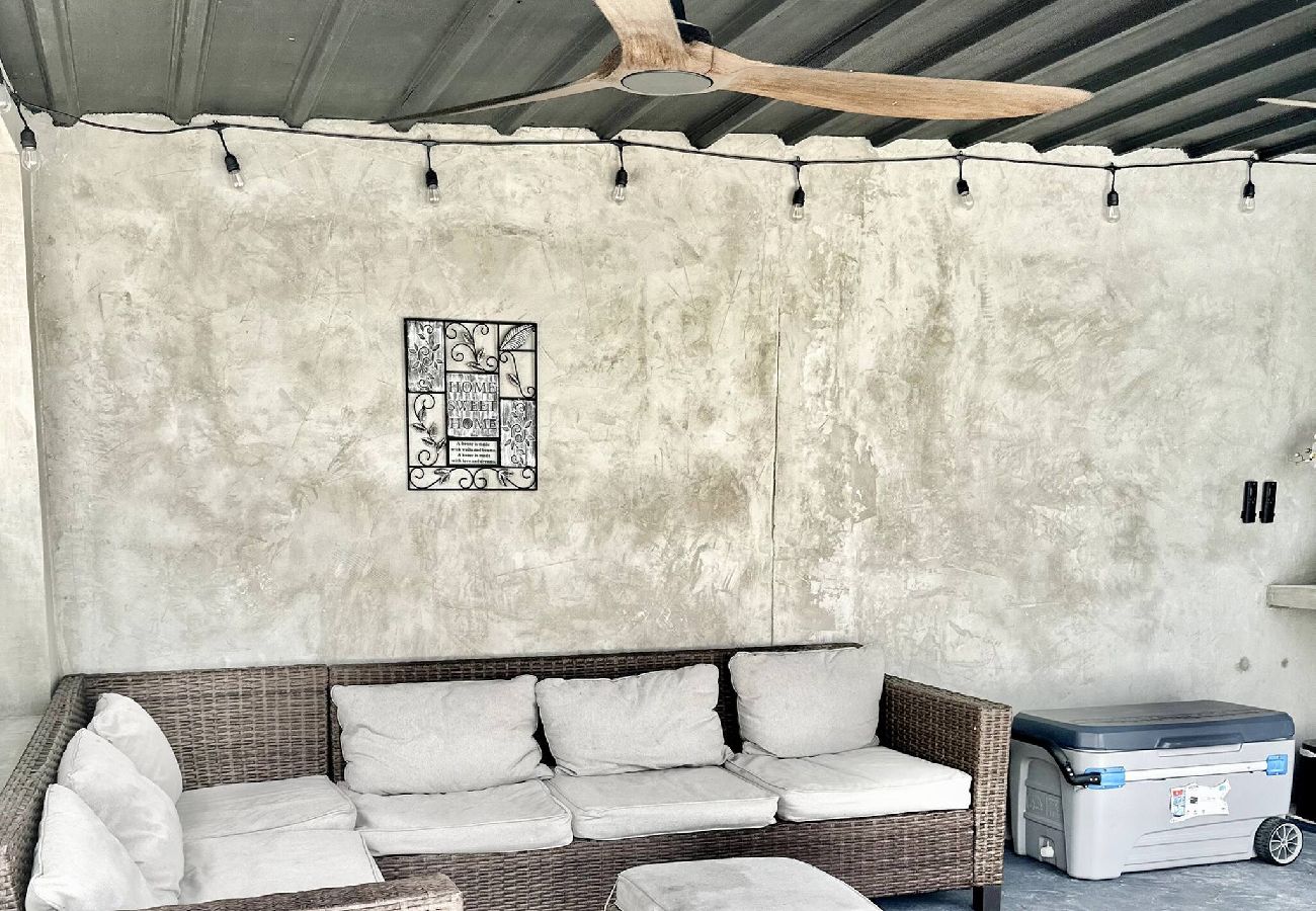 House in Carolina - Lux Gem~Mins to SJU~Pool~Tesla Solar~No Blackouts 