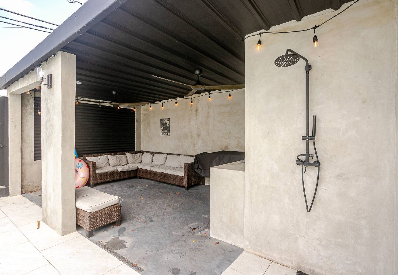 House in Carolina - Lux Gem~Mins to SJU~Pool~Tesla Solar~No Blackouts 