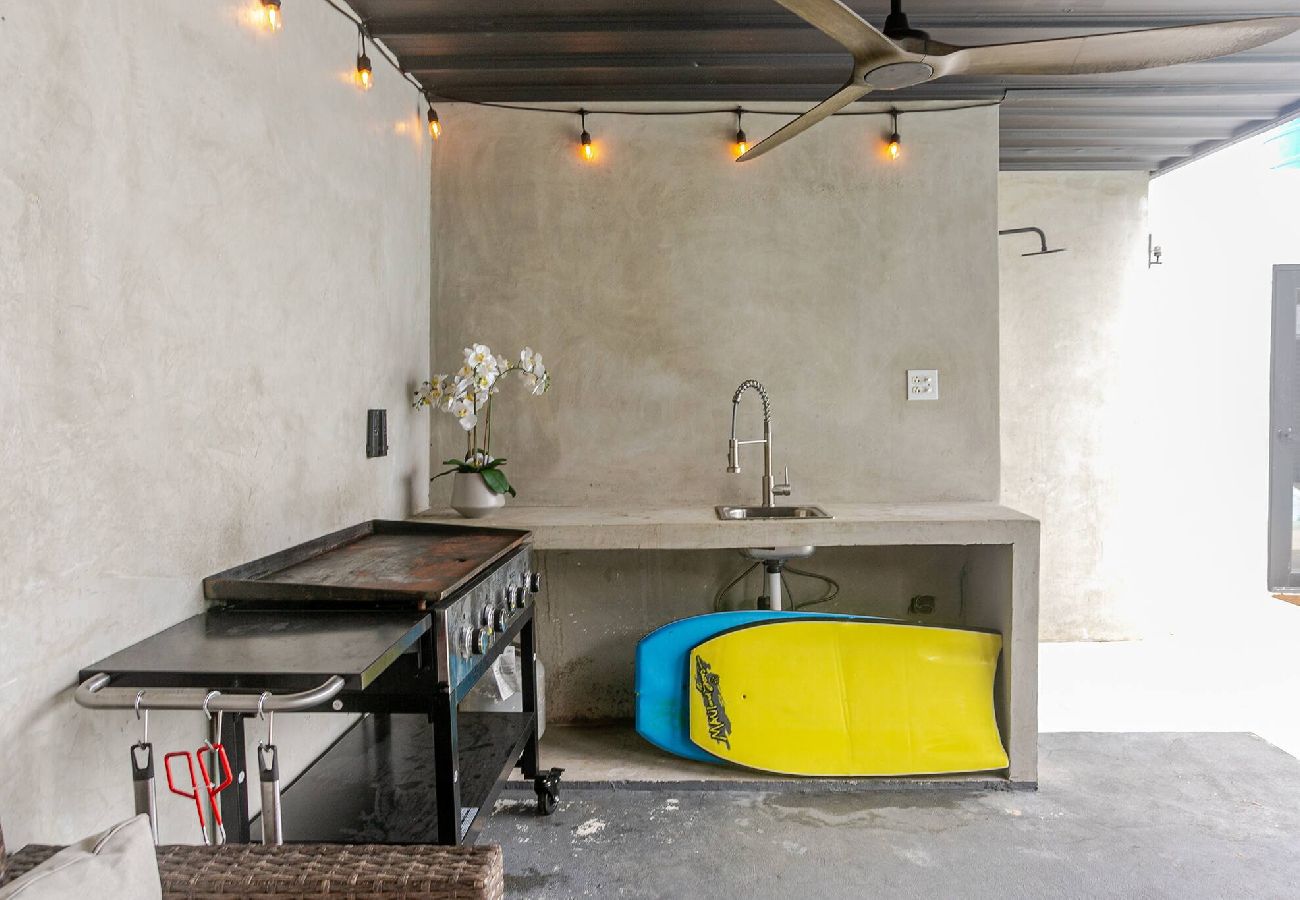 House in Carolina - Lux Gem~Mins to SJU~Pool~Tesla Solar~No Blackouts 