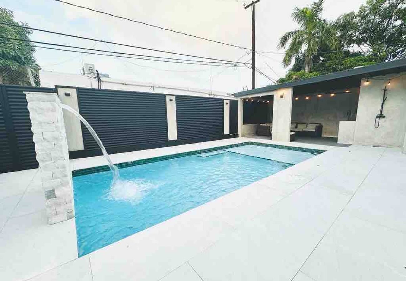 House in Carolina - Lux Gem~Mins to SJU~Pool~Tesla Solar~No Blackouts 