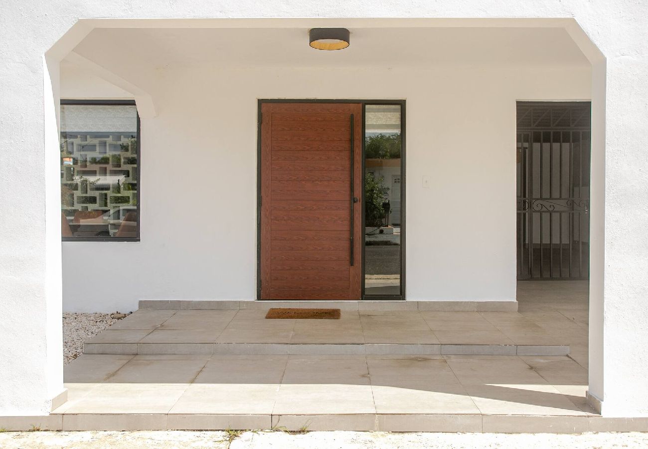 House in Carolina - Lux Gem~Mins to SJU~Pool~Tesla Solar~No Blackouts 