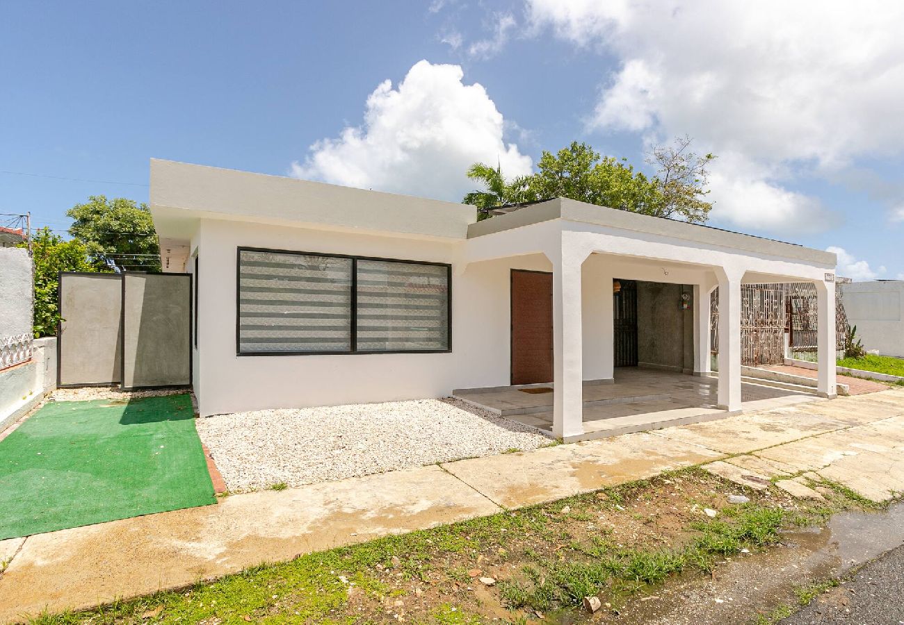 House in Carolina - Lux Gem~Mins to SJU~Pool~Tesla Solar~No Blackouts 