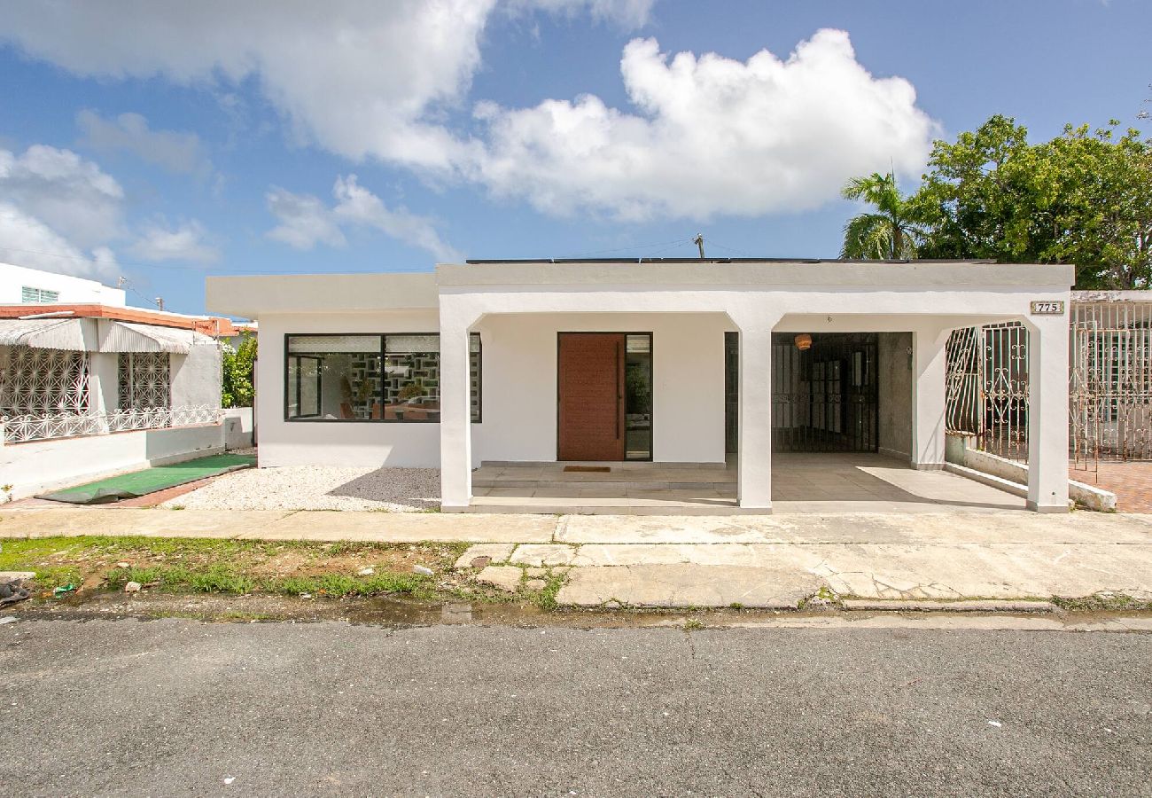 House in Carolina - Lux Gem~Mins to SJU~Pool~Tesla Solar~No Blackouts 