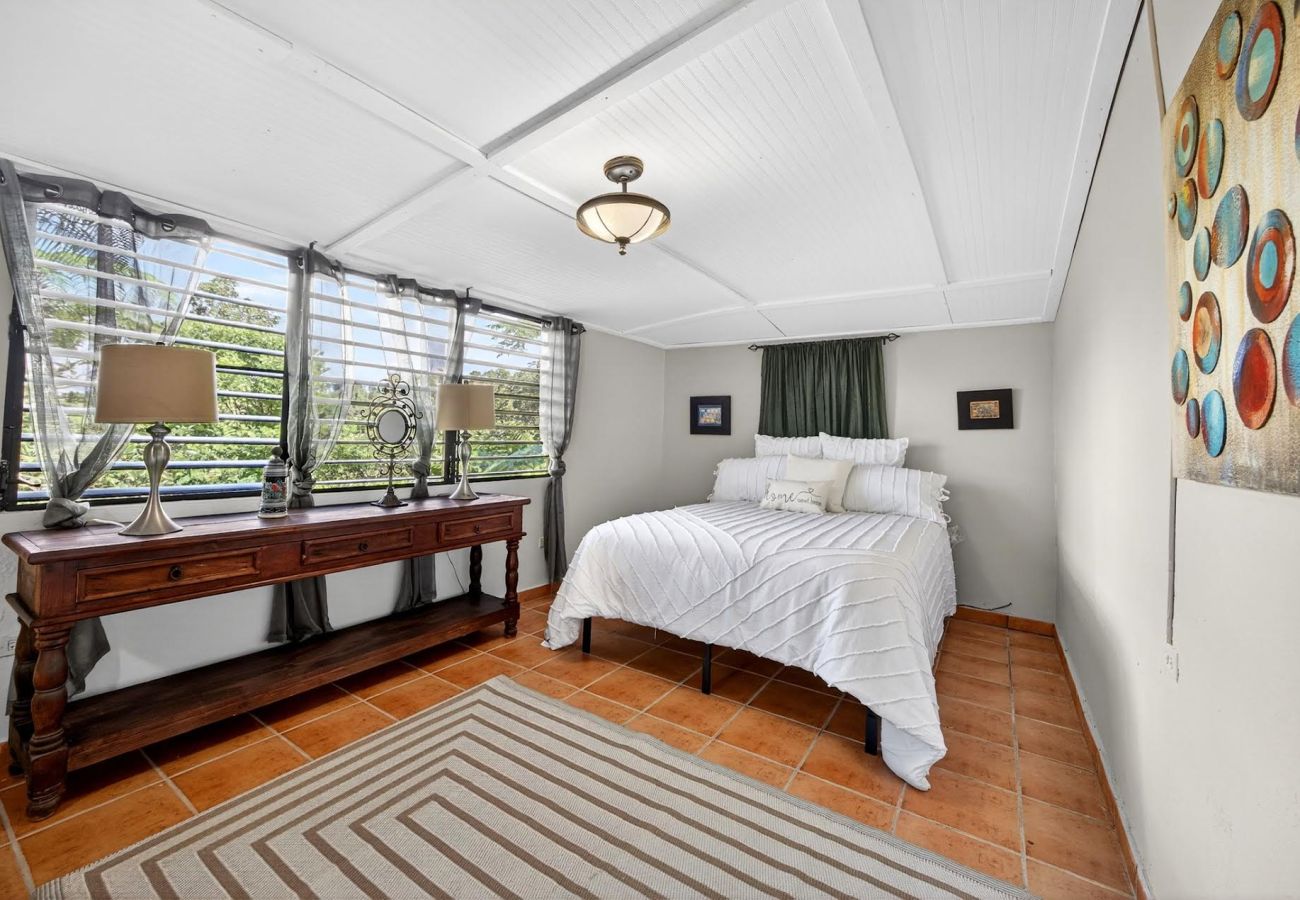 Country house in Cayey - Escape to a Mountain Hideaway w/ Jacuzzi & Scenic Views in Cayey, Puerto Rico.