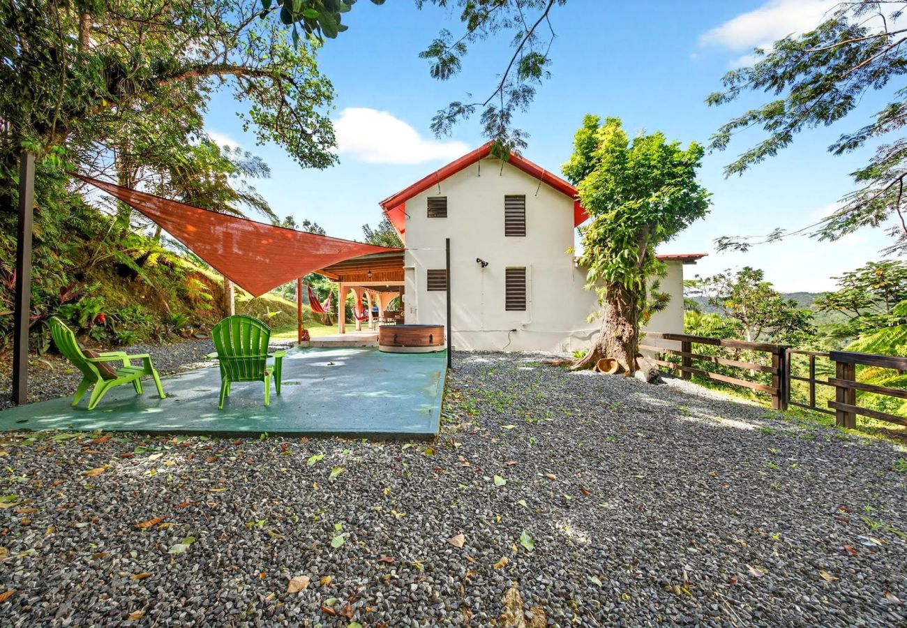 Country house in Cayey - Escape to a Mountain Hideaway w/ Jacuzzi & Scenic Views in Cayey, Puerto Rico.