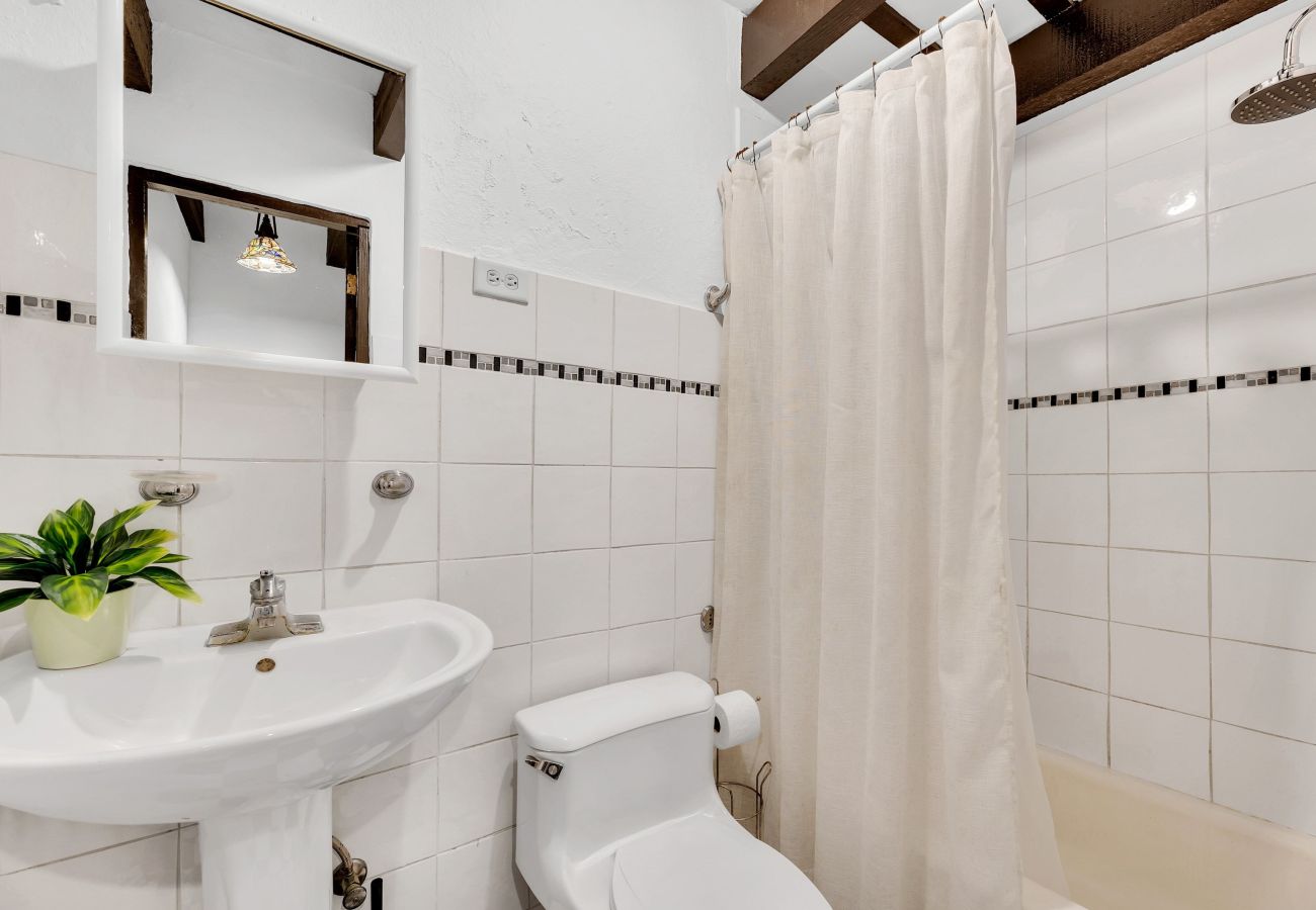 Apartment in San Juan - Centrally located  2BR Apartment w Terrance in San Juan