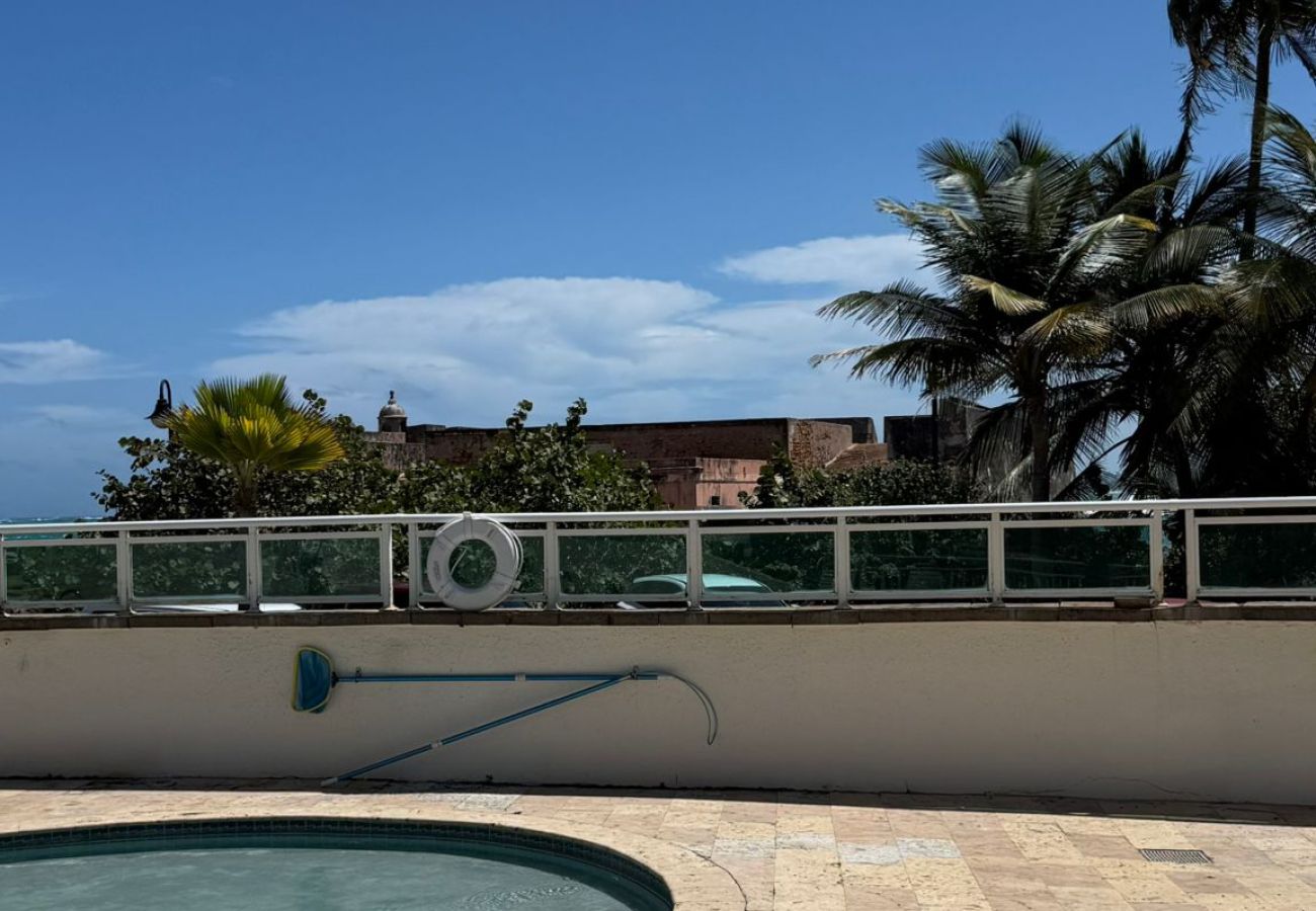 Apartment in San Juan - Perfect Couples Getaway with Ocean View Location