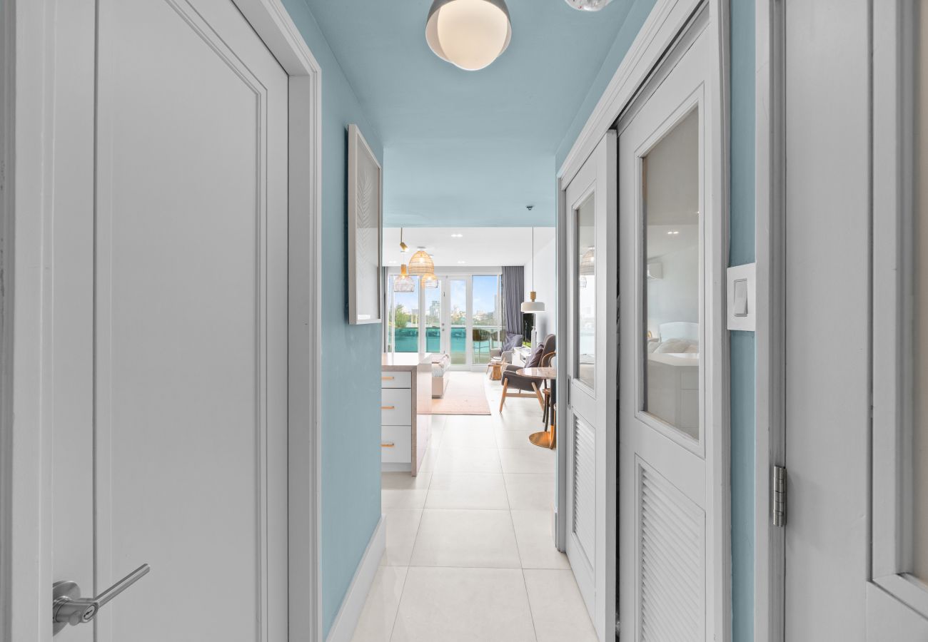 Apartment in San Juan - Bright & Modern Suite for Couples