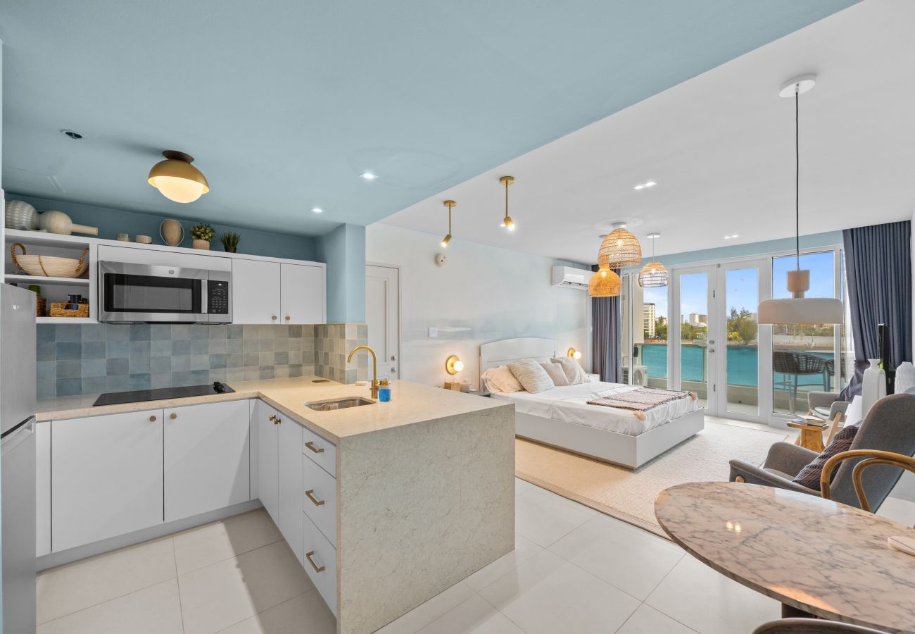 Apartment in San Juan - Bright & Modern Suite for Couples