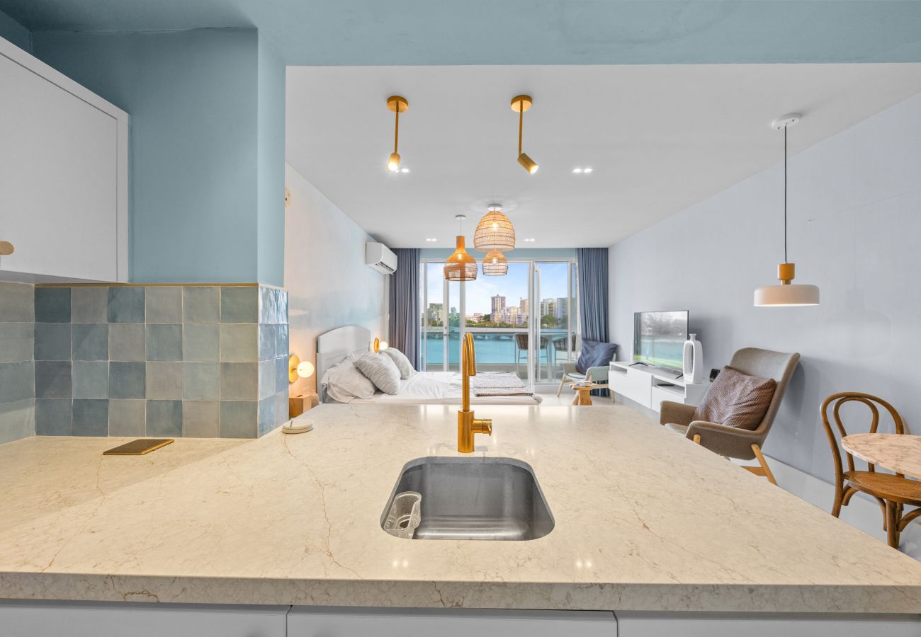 Apartment in San Juan - Bright & Modern Suite for Couples