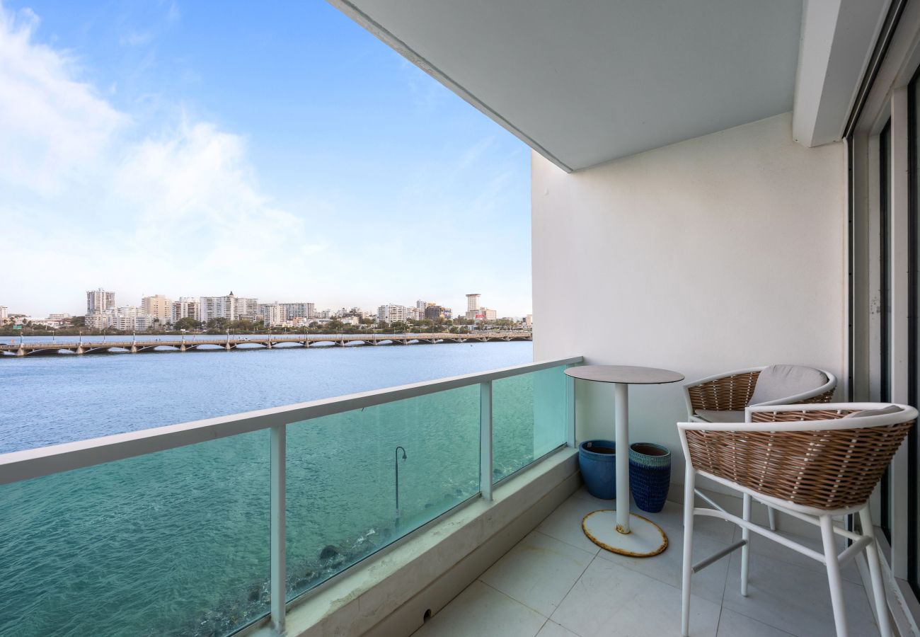 Apartment in San Juan - Bright & Modern Suite for Couples