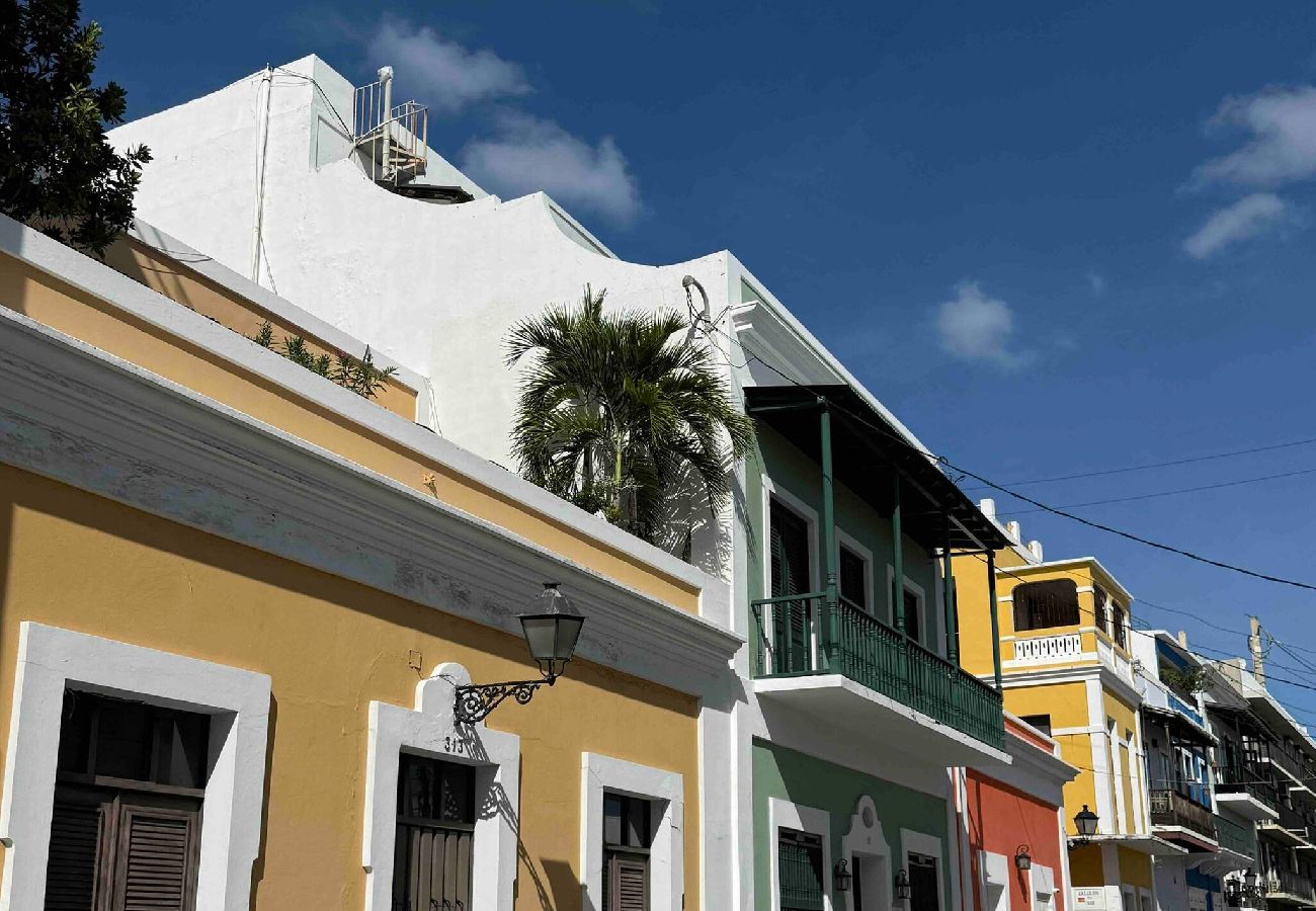 Apartment in San Juan - Bad Bunny's Calle de la Luna: Old San Juan History 