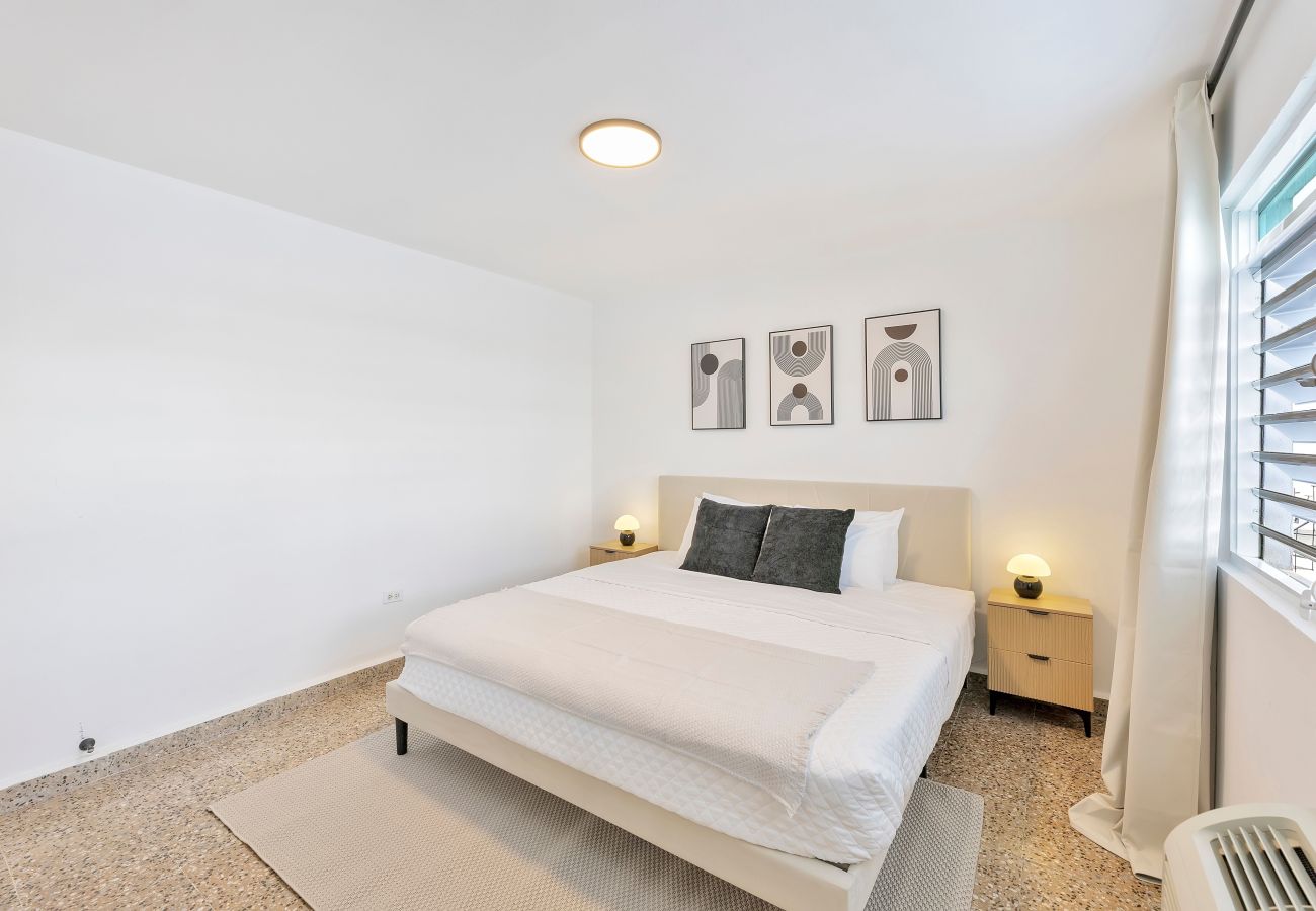 Apartment in San Juan - Calle Cerra Getaway 3BR w/ Balcony