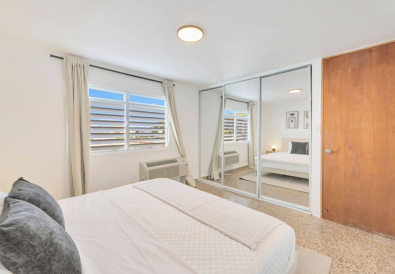 Apartment in San Juan - Calle Cerra Getaway 3BR w/ Balcony