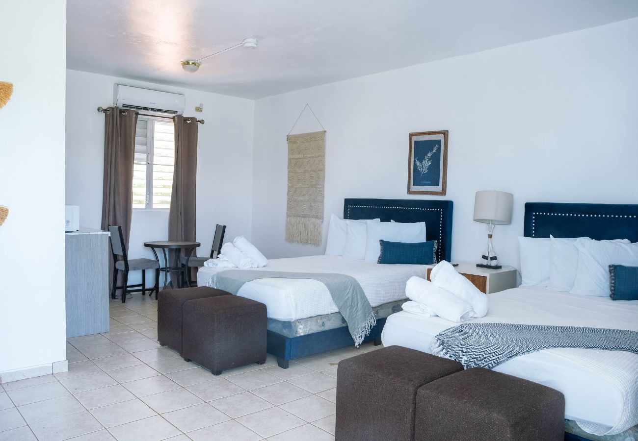 House in  - Family Apt with wide parking 