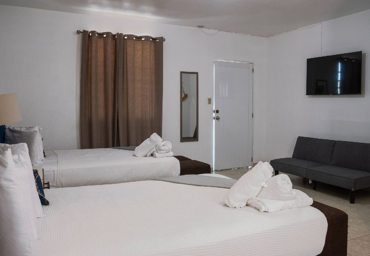 House in  - Family Apt with wide parking 