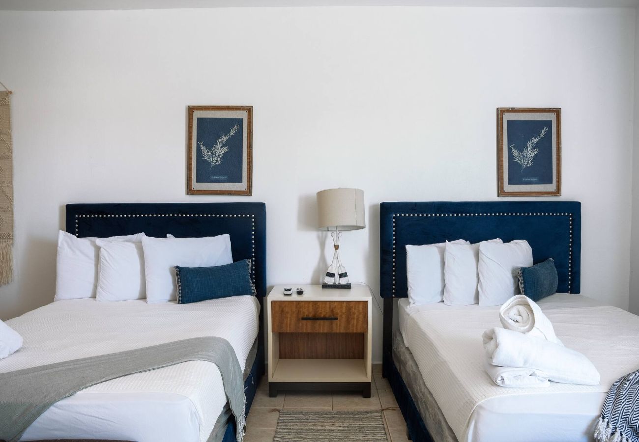 House in  - Family Apt with wide parking 