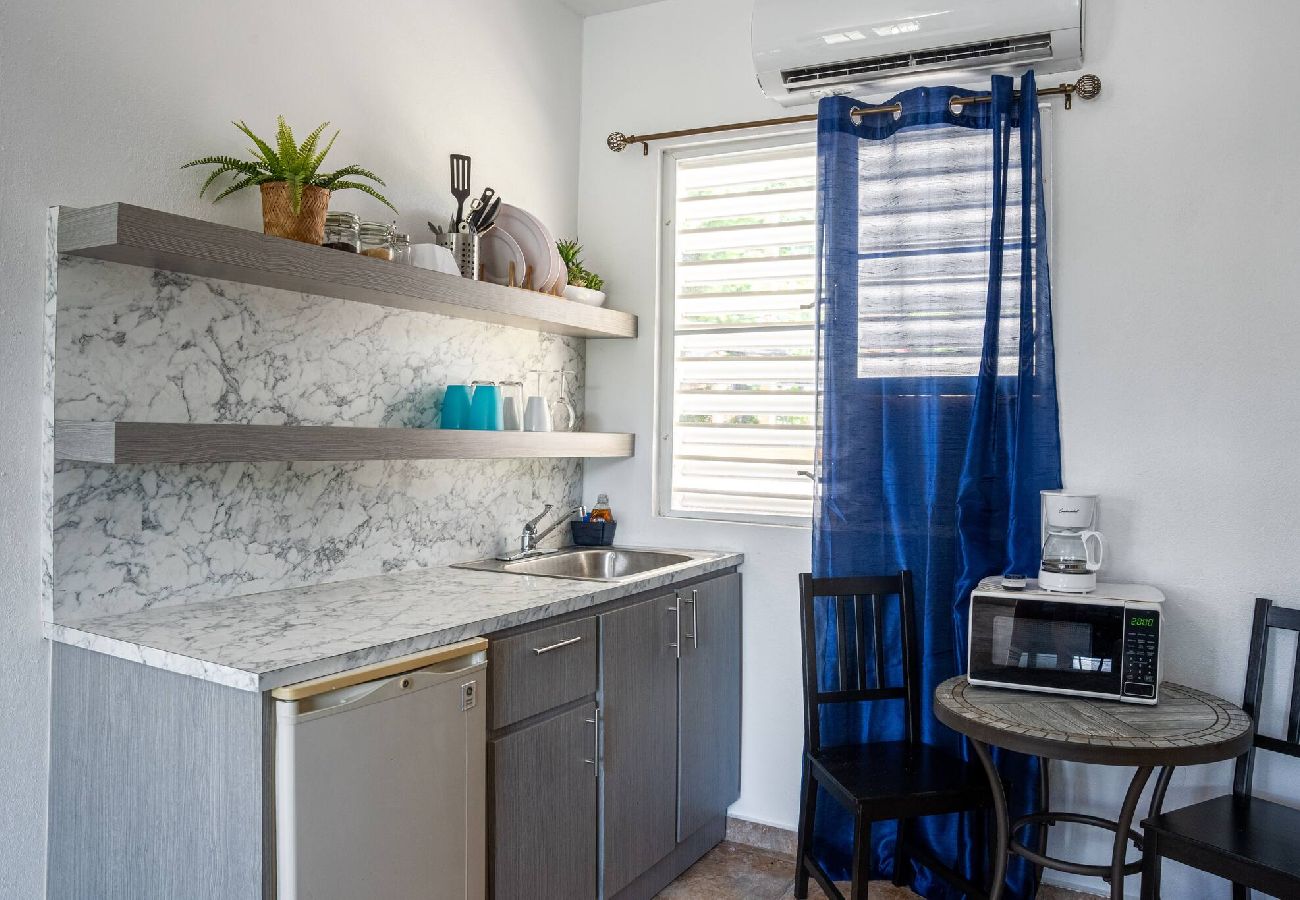 House in  - Apt 1 minute from the beach by car 