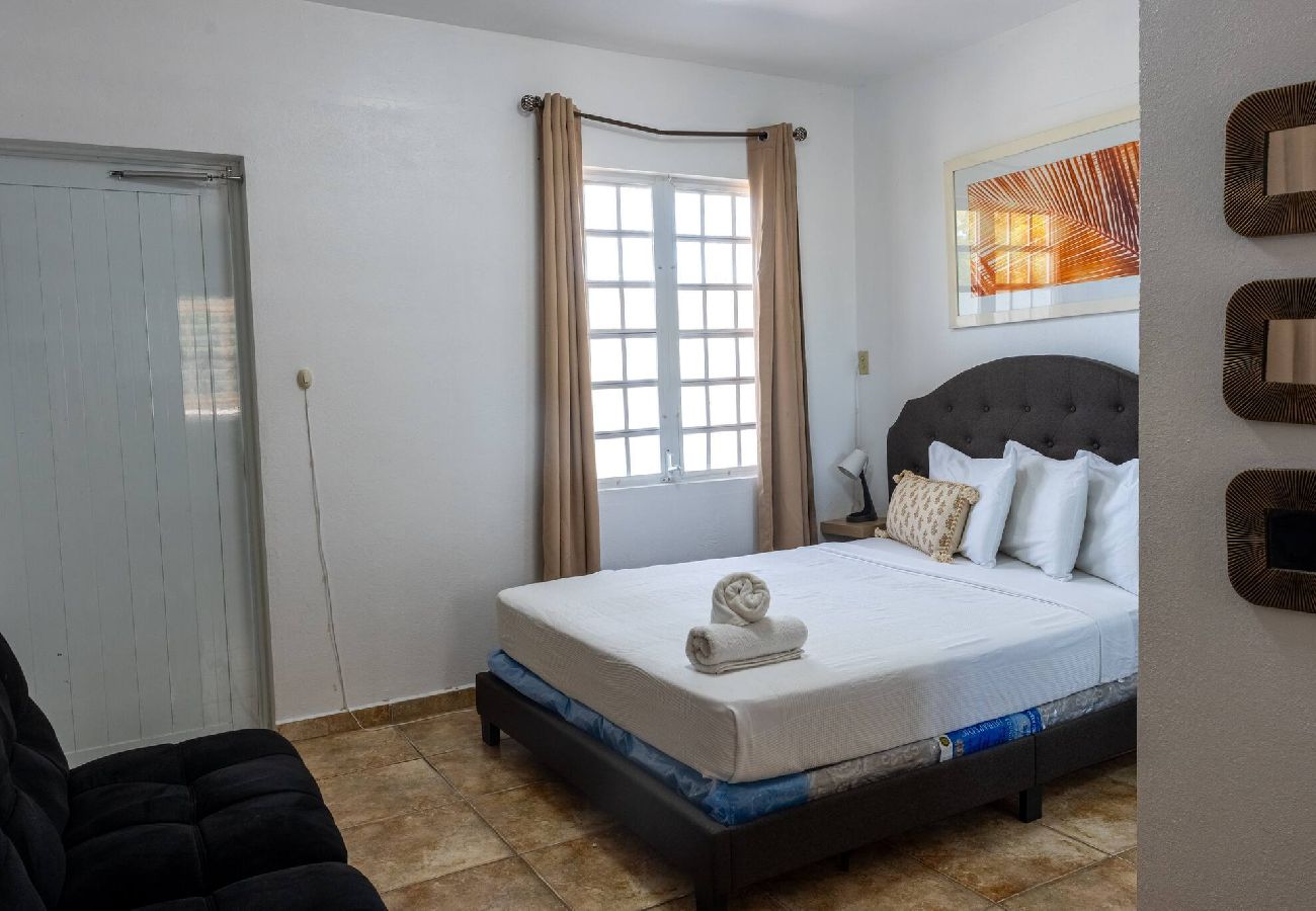 House in  - Apt 1 minute from the beach by car 