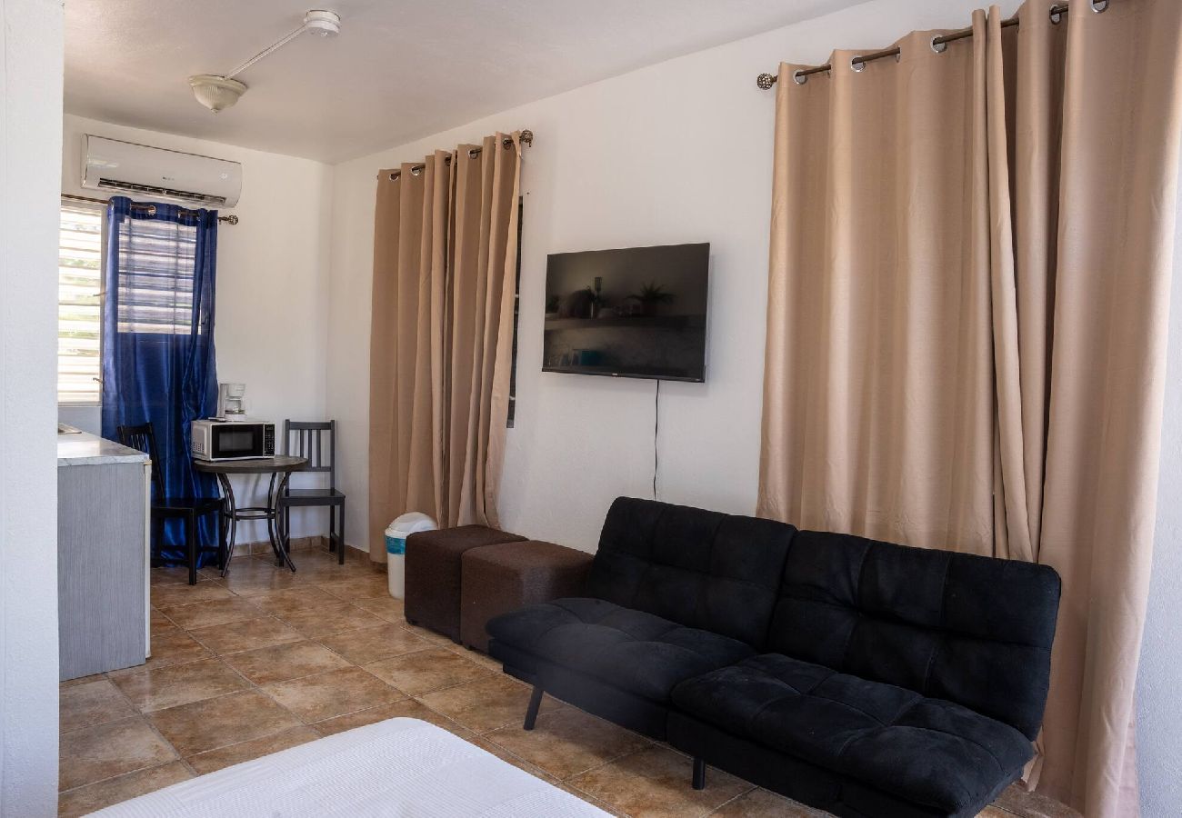 House in  - Apt 1 minute from the beach by car 