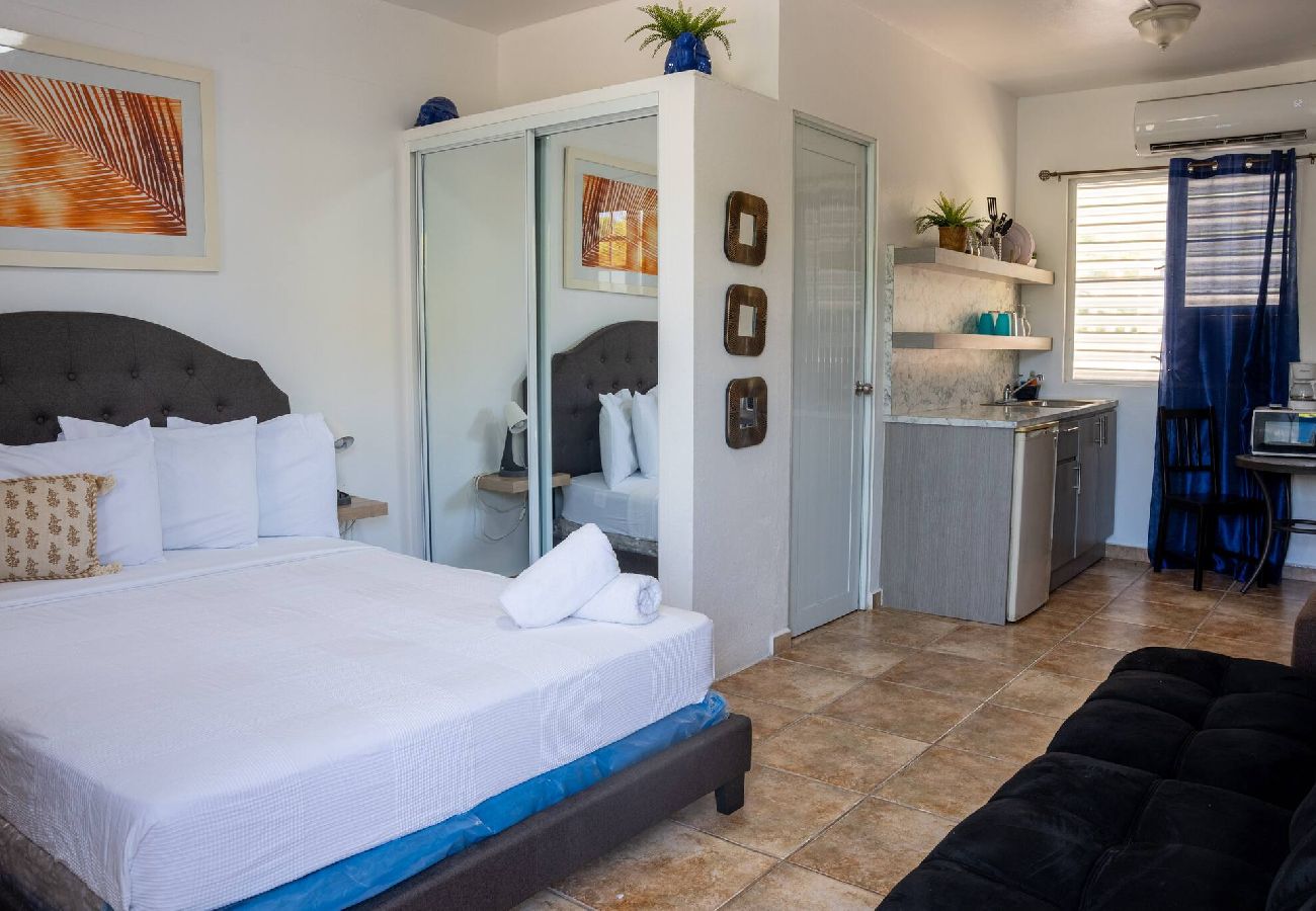 House in  - Apt 1 minute from the beach by car 