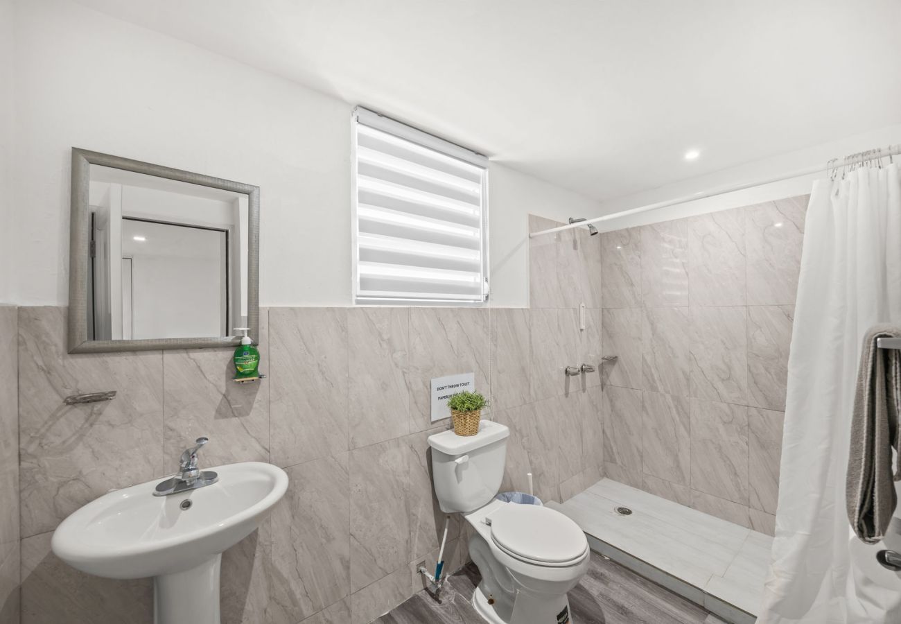 House in San Juan - Cozy Queen Studio | Near Airport & Old San Juan