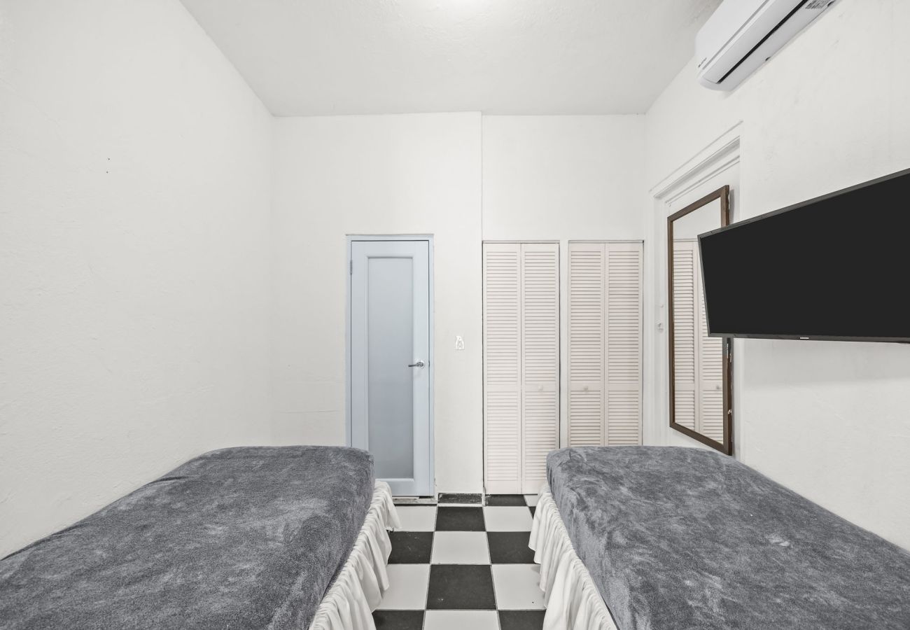 House in San Juan - Central San Juan Stay | Twin Beds & Great Location