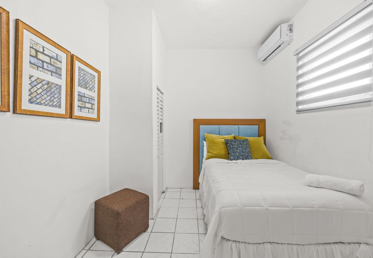 House in San Juan - Comfortable Group Stay | Sleeps 5 | Great Location