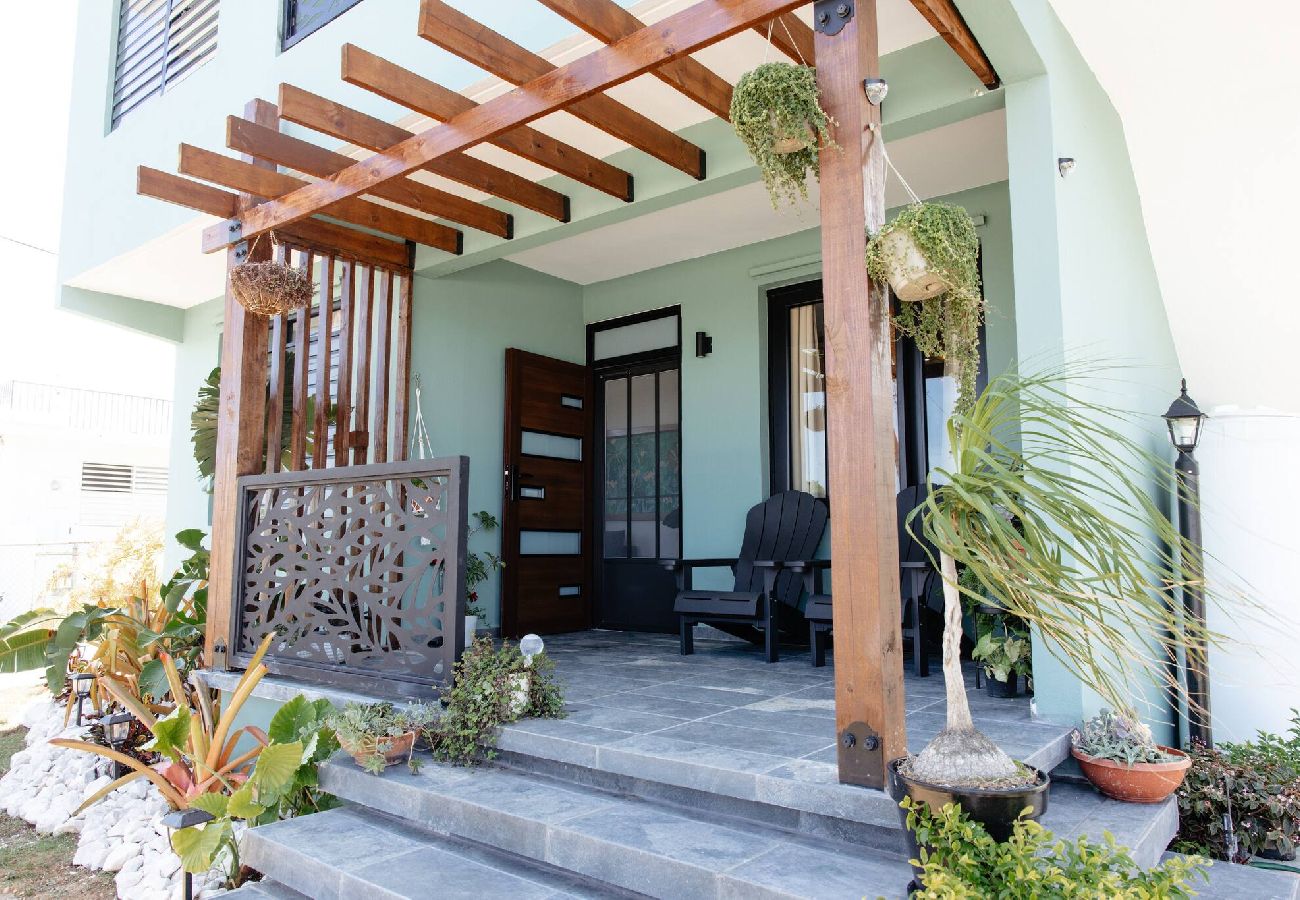 House in Camuy - Oceanfront Rustic Family Home Fully Equipped for 8