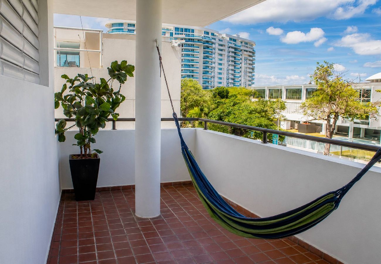 Apartment in San Juan - Budget Friendly 1BR w Balcony Steps from Beach 