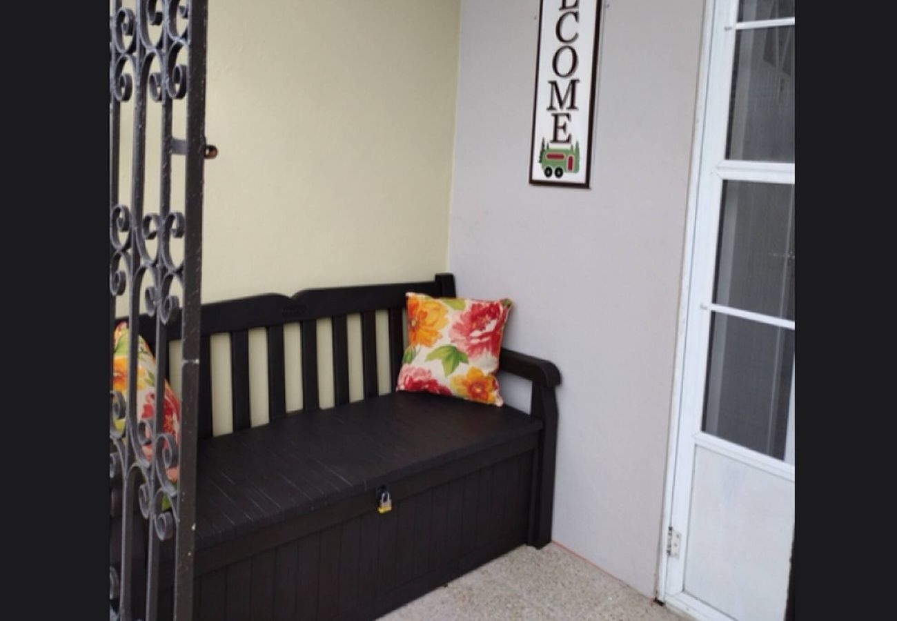 Apartment in Yauco - 3BR para 7|Aire Central+ Laundry|Camina al Pueblo 