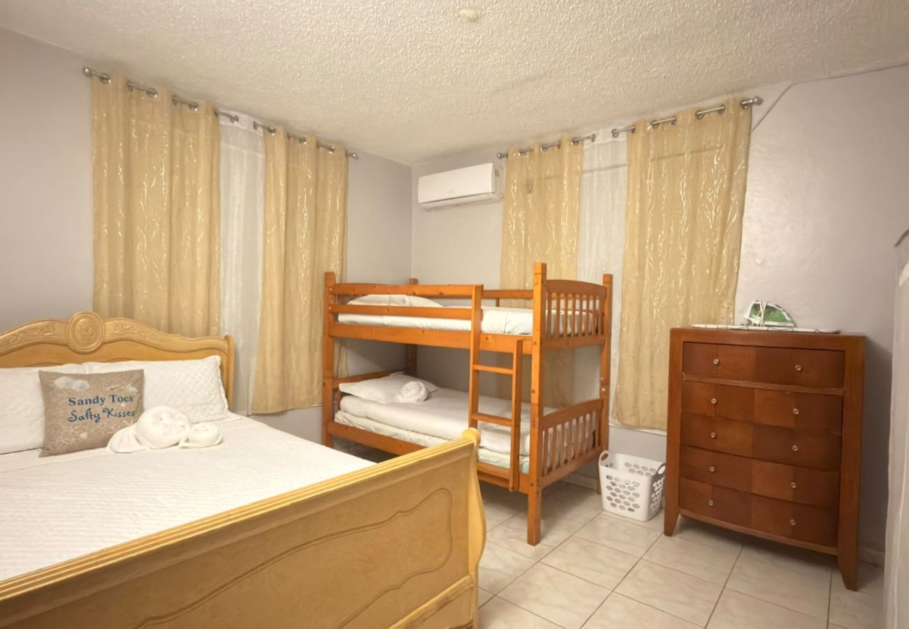 Apartment in Guanica - Guánica BBQ Getaway | Family-Friendly · Apto B