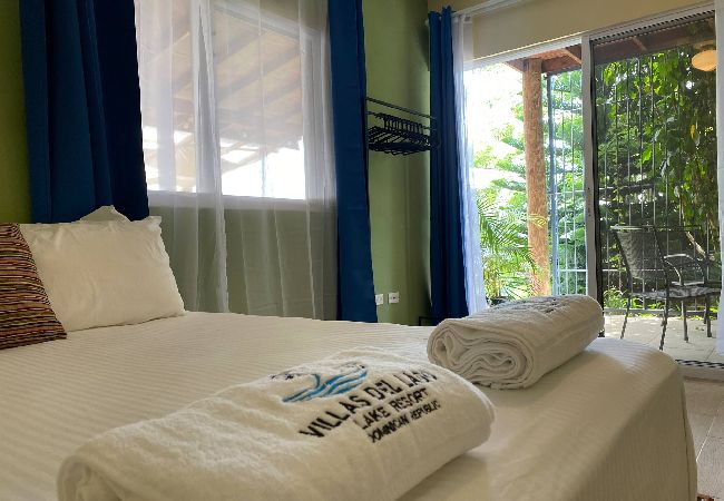 Rent by room in El Caimito - Villas del Lago Resort | Family suite
