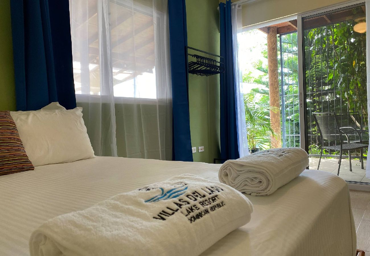 Rent by room in El Caimito - Villas del Lago Resort | Family suite