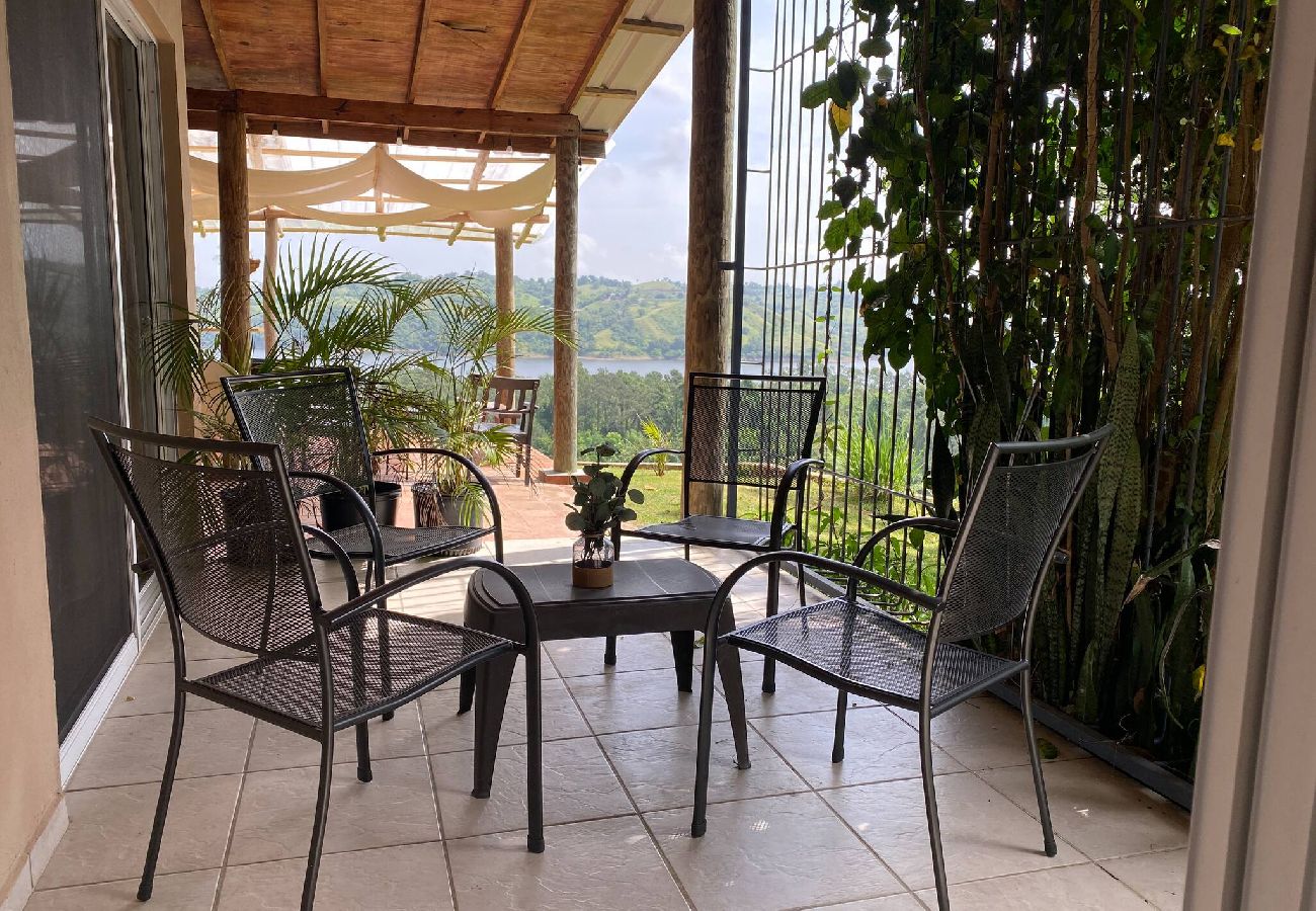 Rent by room in El Caimito - Villas del Lago Resort | Family suite
