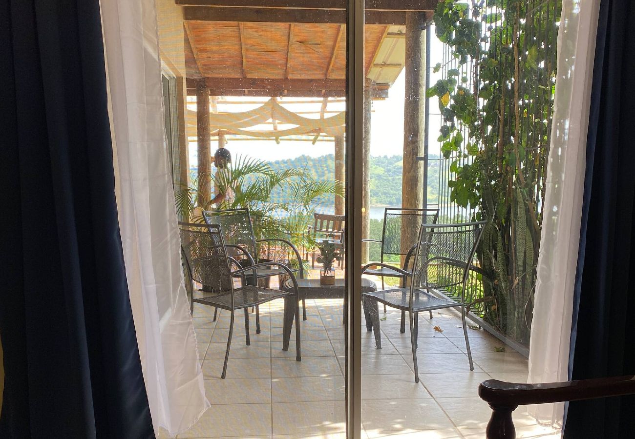 Rent by room in El Caimito - Villas del Lago Resort | Family suite