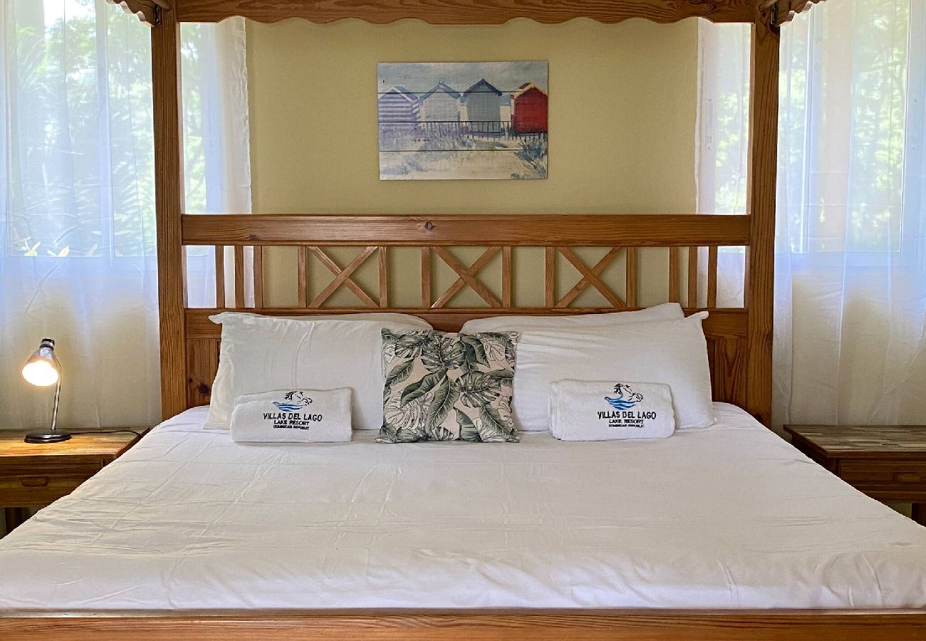 Rent by room in El Caimito - Villas del Lago Resort | Family suite