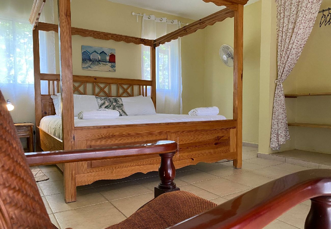 Rent by room in El Caimito - Villas del Lago Resort | Family suite