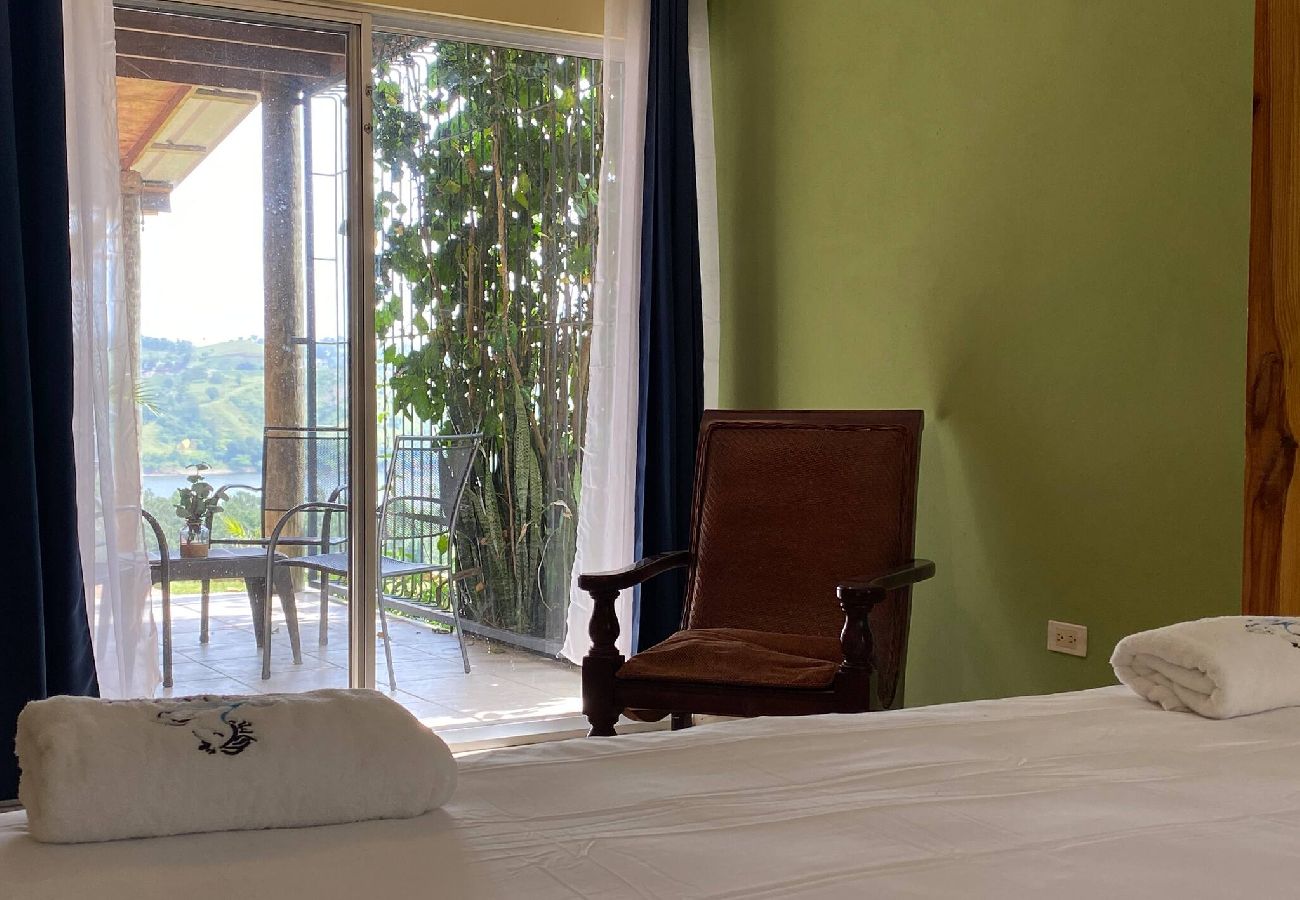 Rent by room in El Caimito - Villas del Lago Resort | Family suite