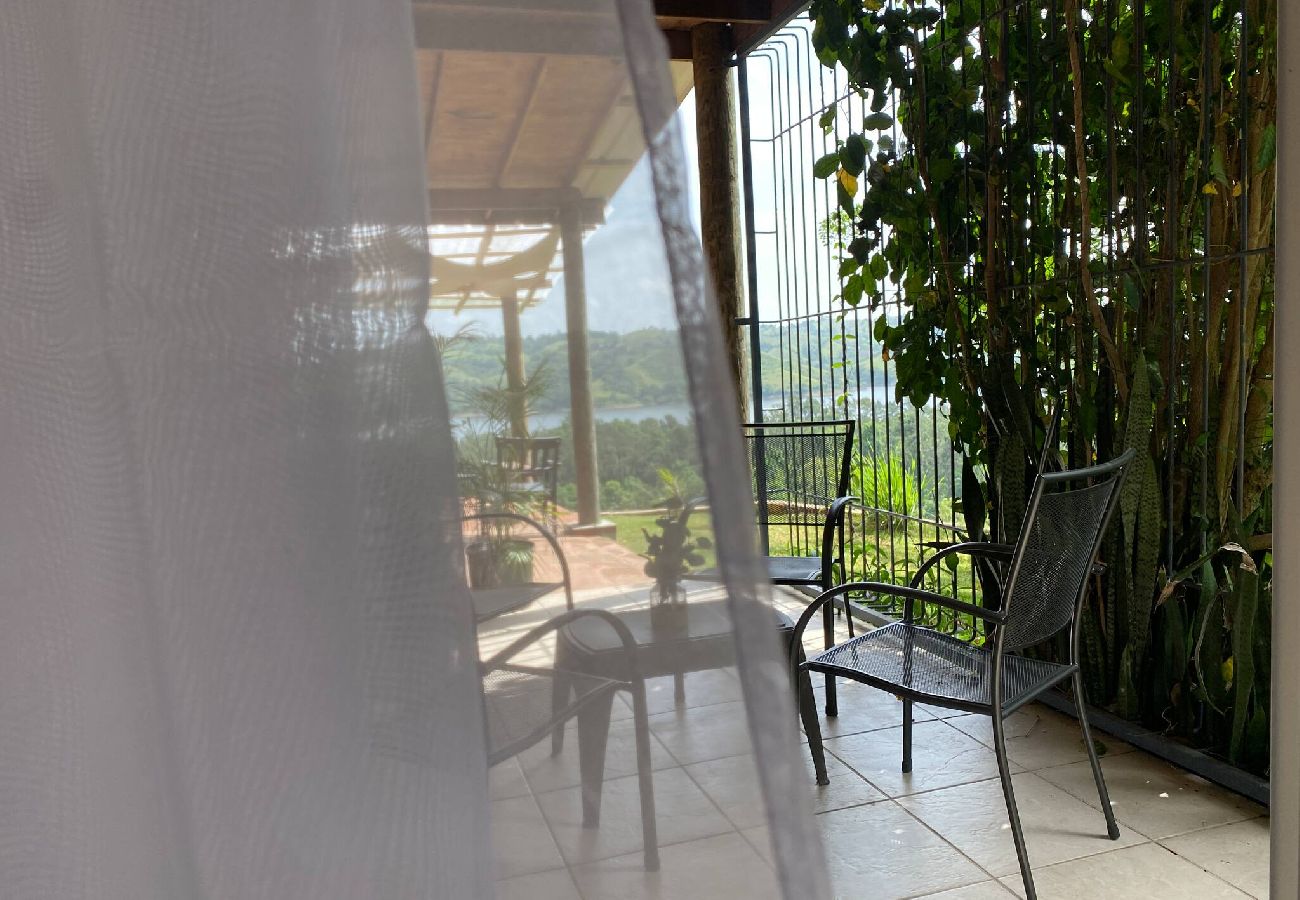Rent by room in El Caimito - Villas del Lago Resort | Family suite