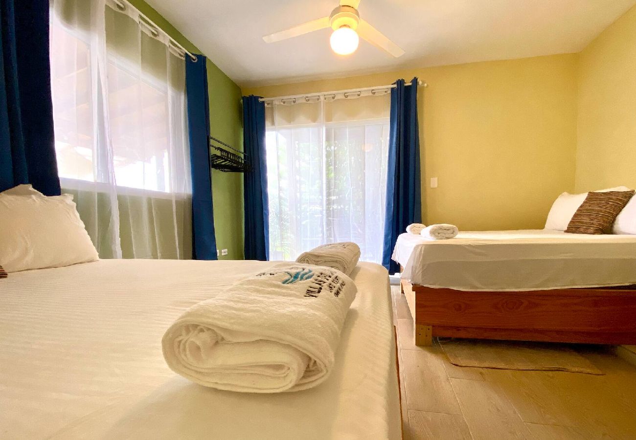 Rent by room in El Caimito - Villas del Lago Resort | Family suite
