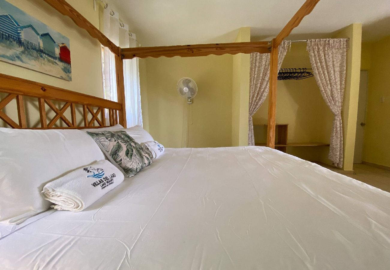 Rent by room in El Caimito - Villas del Lago Resort | Family suite
