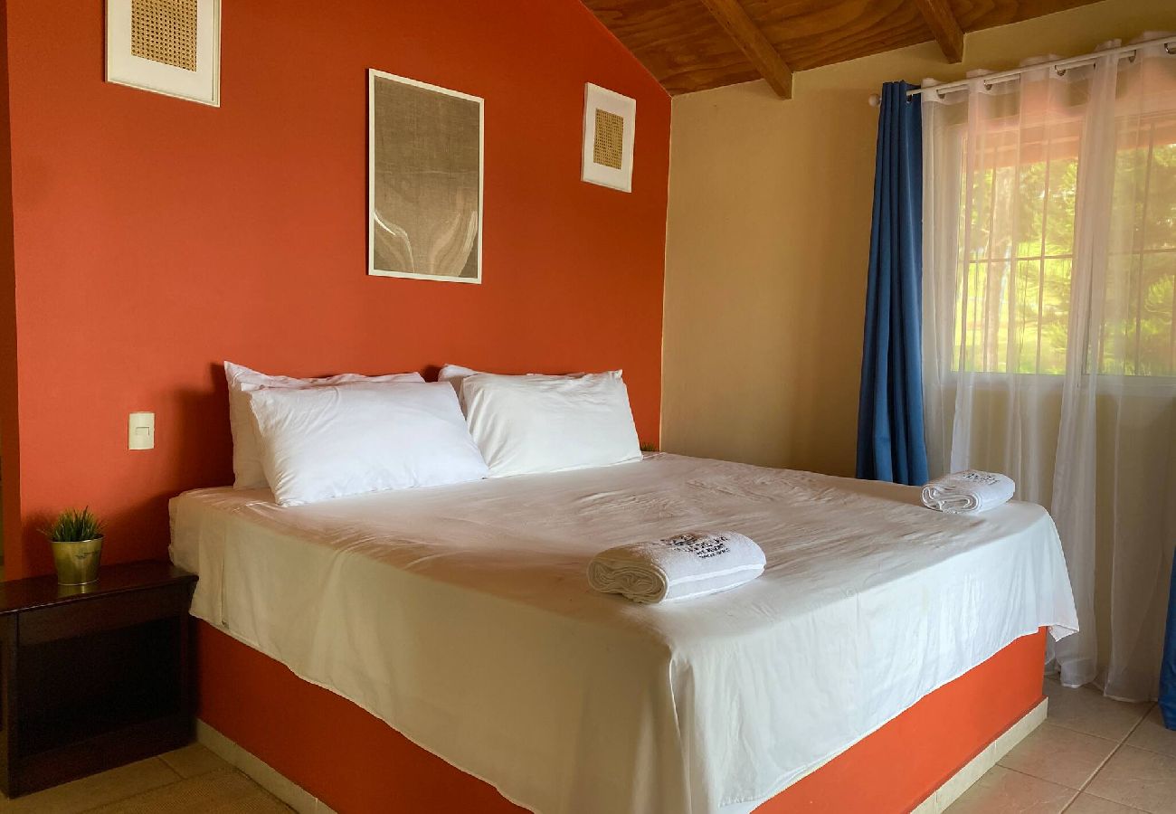 Rent by room in El Caimito - Villas Del Lago Resort – King Room | Upper Floor