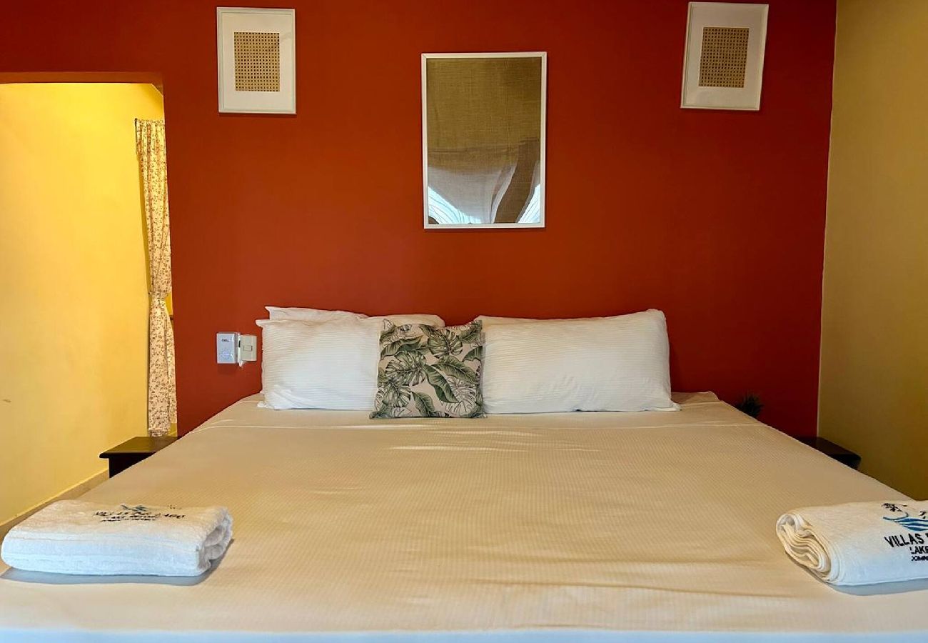 Rent by room in El Caimito - Villas Del Lago Resort – King Room | Upper Floor